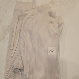 ALO Yoga  Ribbed Joggers in Cream